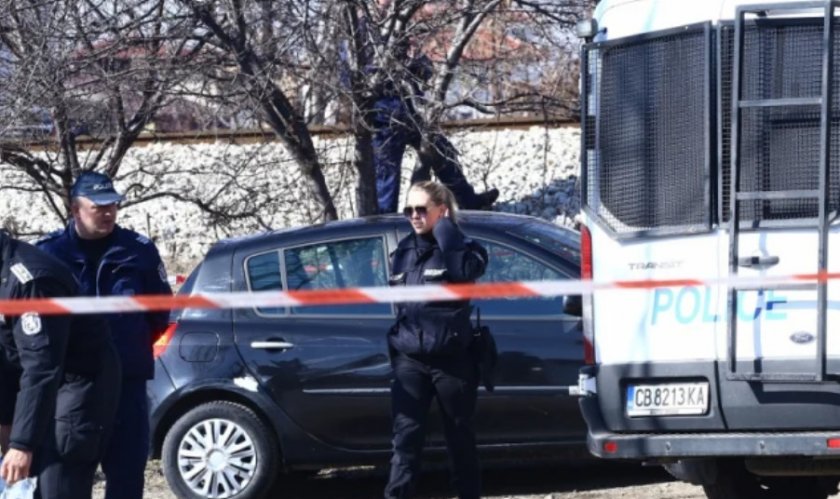 Мъж е убил бездомно куче с ритници, съобщи БНТ. Жестоката