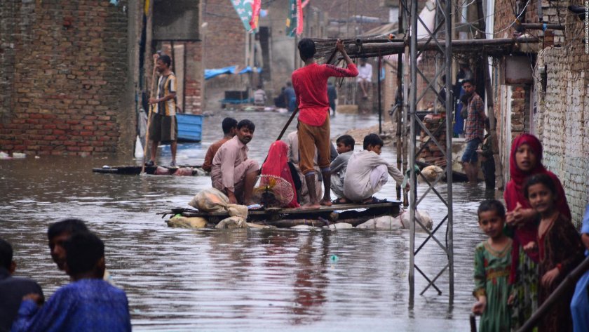Пакистан обяви извънредно положение заради наводнения