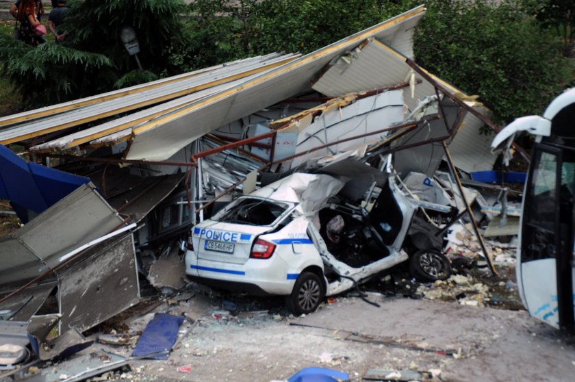 Омар Мохамад Али Аднан, който е шофирал автобуса, помел колата