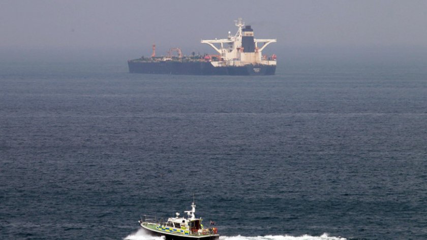 Петролен танкер, превозващ втечнен газ, и товарен кораб се сблъскаха