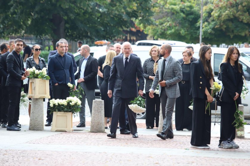 Стотици знакови лица от прехода и за ДПС се стекоха