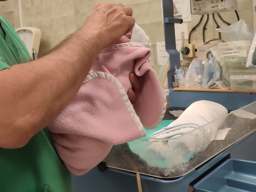 Тъжната съдба на бебето Антония от Айтос – преди да я изоставят на улицата, я нахранили
