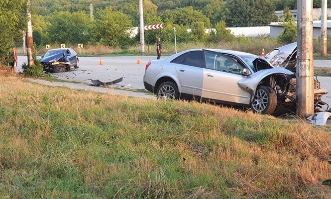 Мъж е с опасност за живота след катастрофа в жк