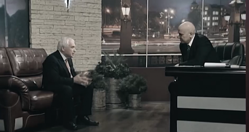 Лидерът на ИТН Слави Трифонов се пробва да се изплъзне