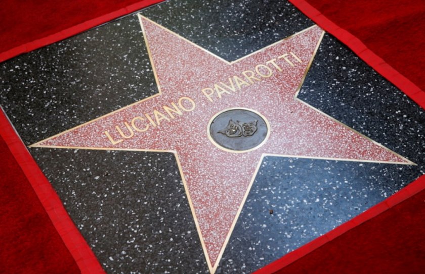 Тенорът Лучано Павароти получи 2730-ата звезда на холивудската Алея на