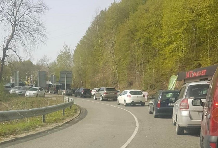 Стотици са блокирани на ГКПП Малко Търново. За това информираха