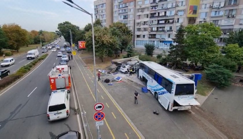 Тежка техника трябва да изтегли автобуса и полицейската кола (ВИДЕО)