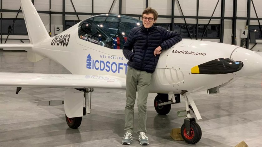 Най-младият пилот, обикалящ сам света, каца на летището край радомирското