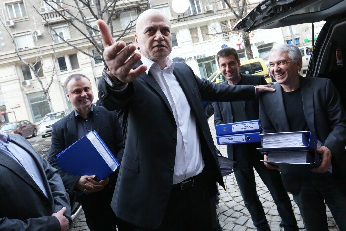 Кой има право да инициира провеждането на национален референдум, как