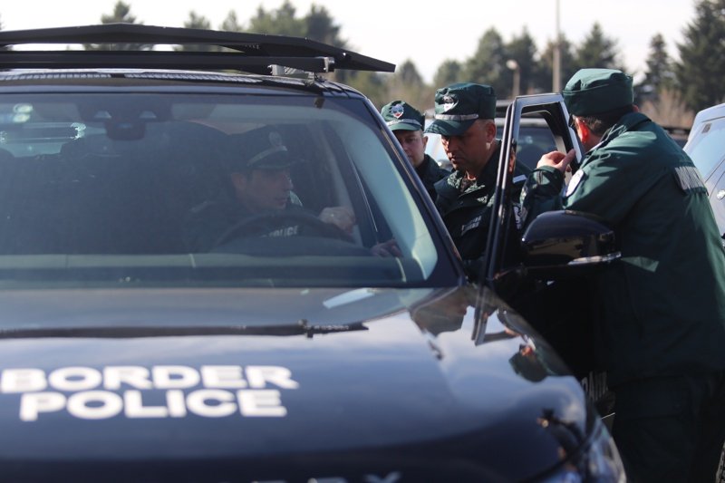 Шофьор със софийска регистрация побърка граничните полицаи на КПП Пода“.
