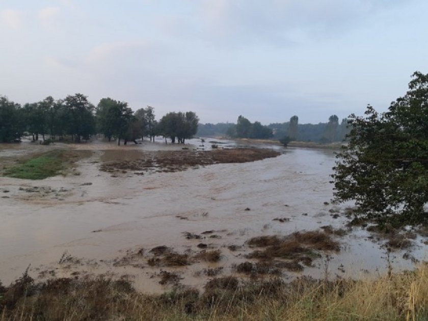 Без да е валяло водата в 2.30 ч. беше с