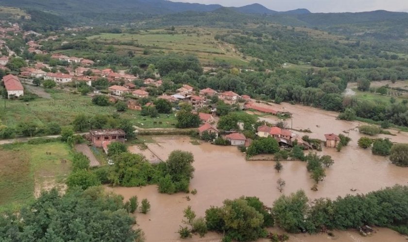 Военните спасиха 30 човека от наводнения Богдан. Излетели са при