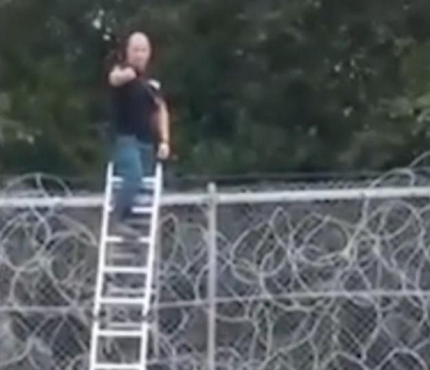 Охрана? Бежанец прескача оградата за 2 минути