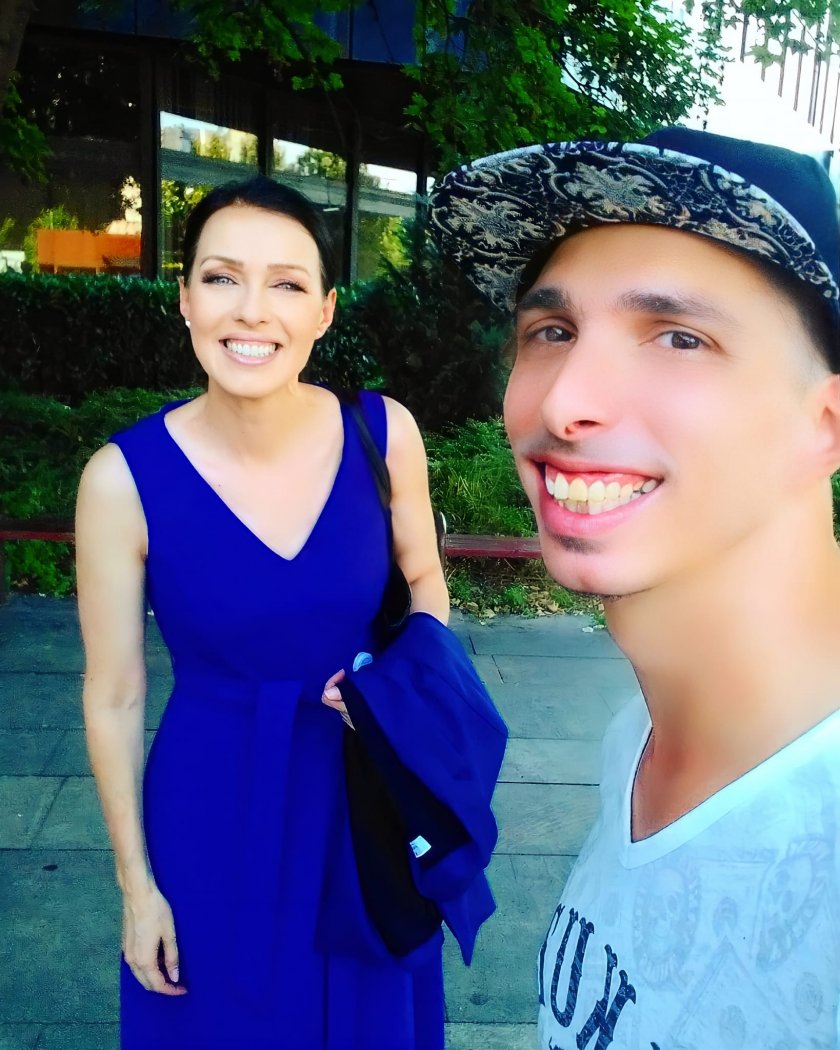 Водещата на новините по Би Ти Ви Виктория Петрова се