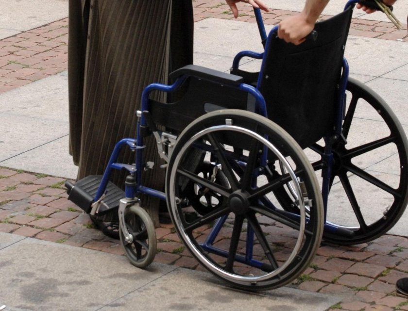 Резил: Мъж отмъкна инвалидна количка от поликлиниката в Казанлък