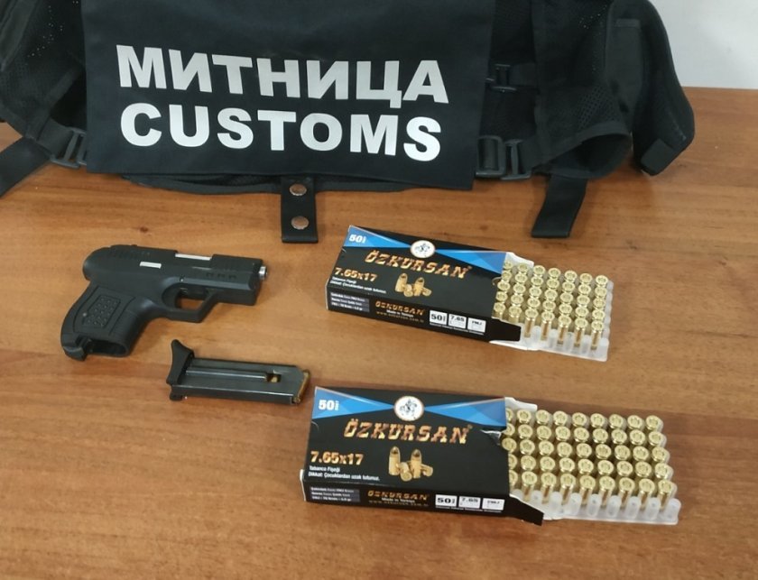 Пистолет и патрони са открити в дамска чанта на "Лесово"