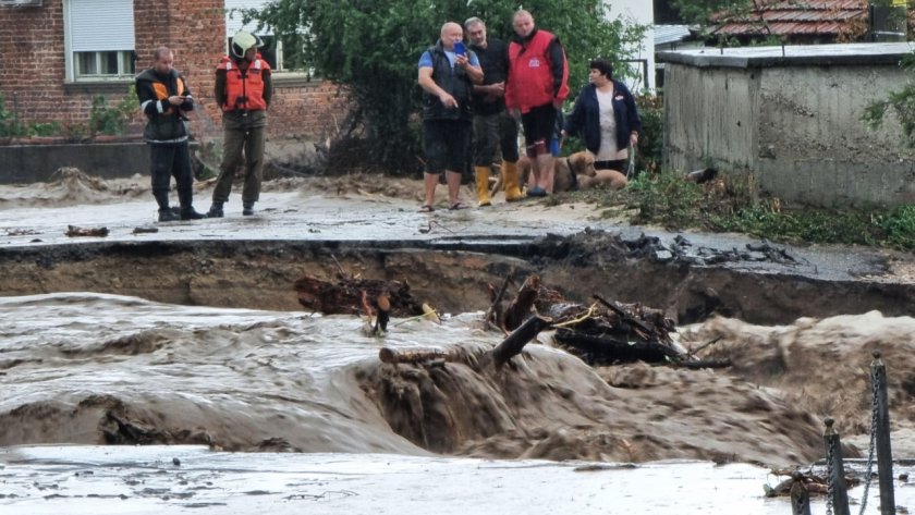 Хора, които нямат нужда, отмъкват ботуши и лопати в наводненото