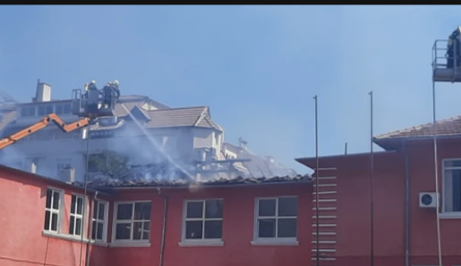 Пожарът в пловдивското училище Душо Хаджидеков“ е окончателно изгасен,  съобщиха