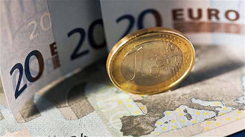 Еврото се търгува под 0,99 долара днес на фона на