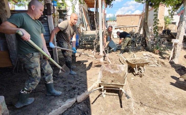 Армията остава в наводнените села поне още 1 месец