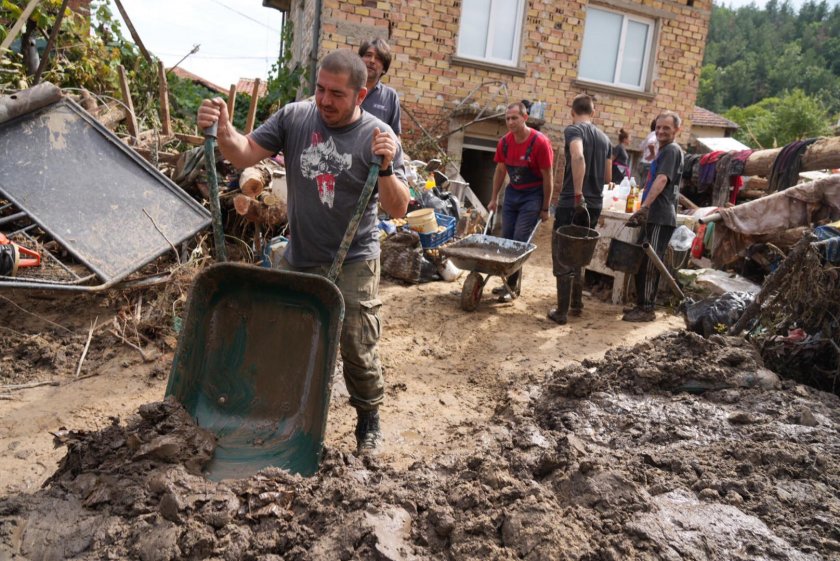 Психолог: Пострадалите от наводненията в Карловско са в състояние на психологическа криза