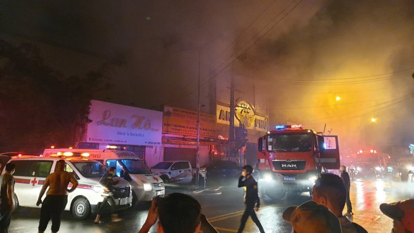 23 души загинаха при пожар в караоке бар във Виетнам