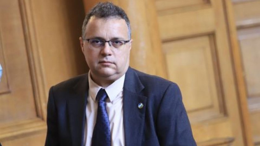 Служебният кабинет играе игра, за да задържи русофилския електорат. От