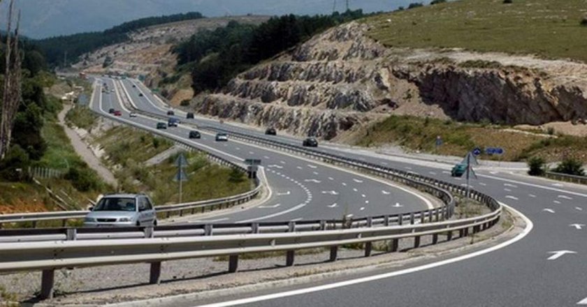 Две катастрофи затрудняват движението по автомагистрала Струма“ и по пътя София –