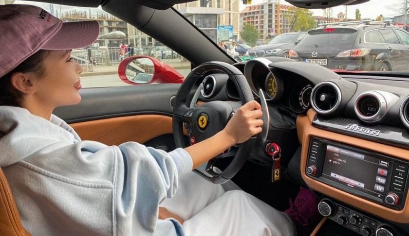 Фолк звездата Мария брои 15 бона за регистрационни табели със