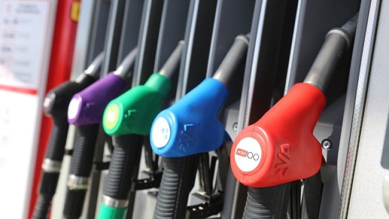 В момента в България влиза най-евтиният петрол, но цените на