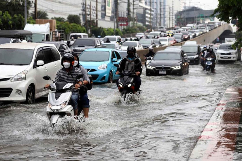 Обилни валежи предизвикаха тежки наводнения в Банкок, предаде ДПА.Части от
