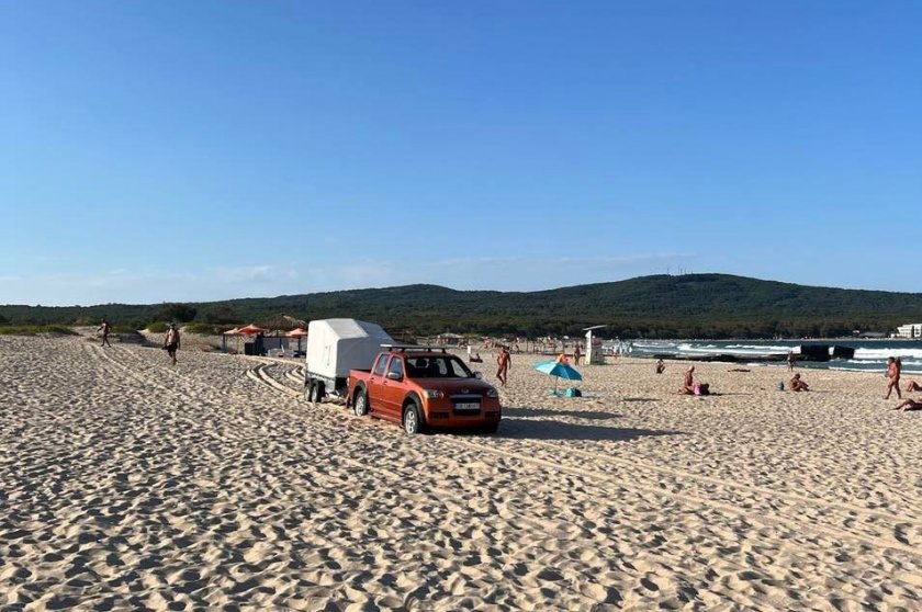 Пикап с голямо ремарке премина през дюните на Северния плаж