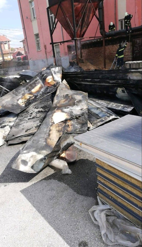 Пожарникари овладяха пожар в двора на СУ Найден Геров в