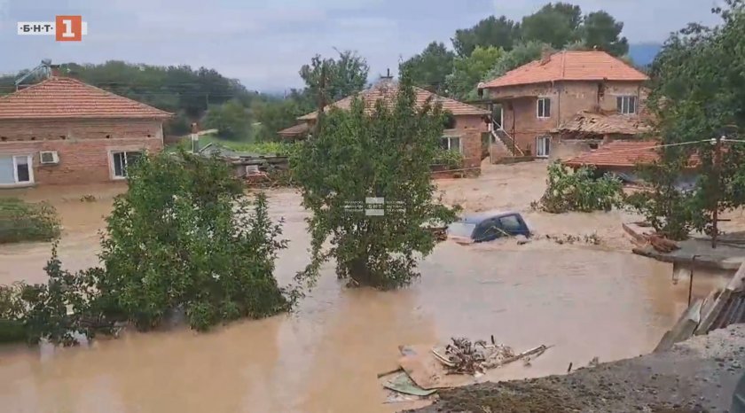 Община Карлово се бори с ужасяващи последици от големи наводнения,