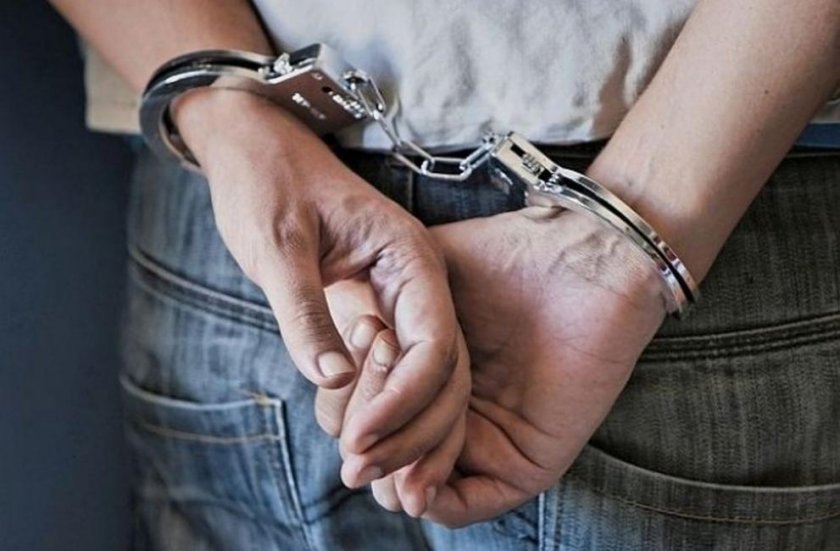 Дрогиран трафикант на нелегални мигранти е задържан от пазарджишки полицаи.Вчера