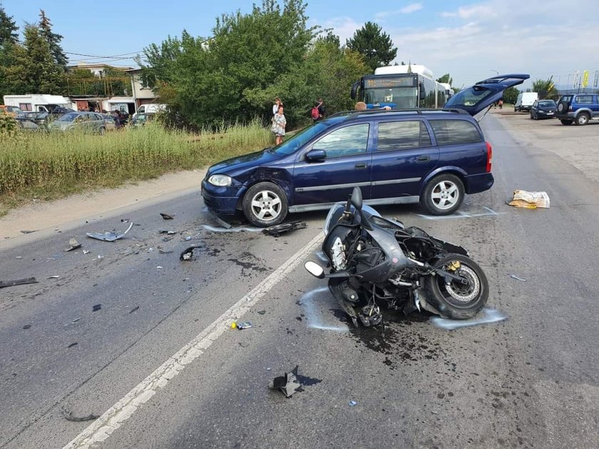 Ето мелето с ранен моторист на Околовръстното в София (СНИМКИ) 