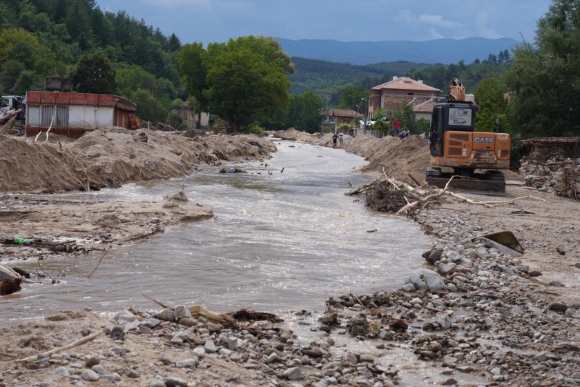 Тузари със скъпи коли от всички краища на страната прииждат