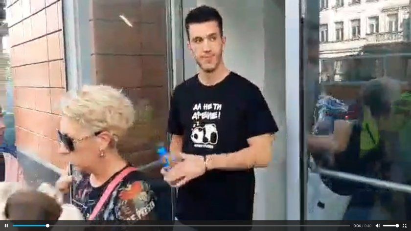 Полиция прекъсна фен среща на известните влогъри Анди и Дани.