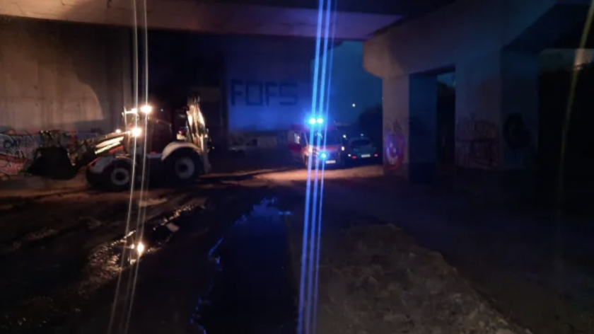 Автовоз е скъсал мантинела на пътен възел Даскалово край Перник,