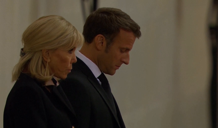Френският президент Еманюел Макрон и съпругата му Бриджит отдадоха почит на