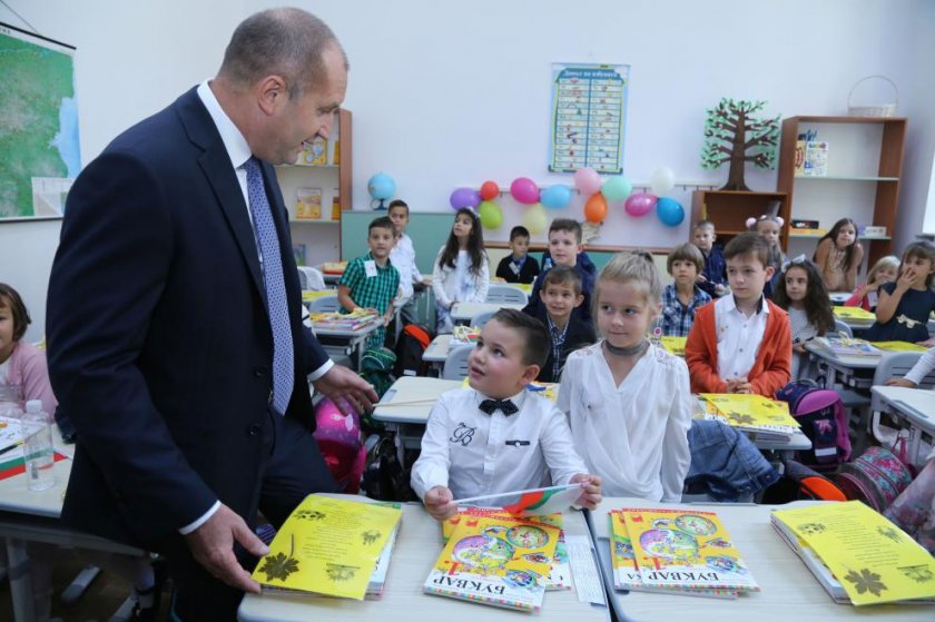 Помпозните лимузини и скъпите раници и обувки, с които политиците