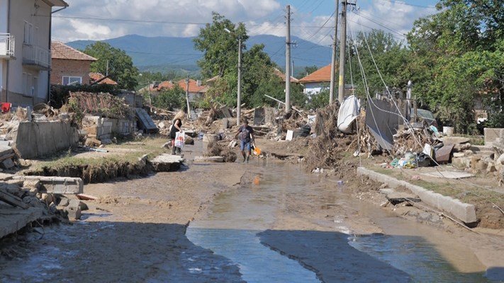 Възстановено е електрозахранването в домовете на хората от наводнените села.