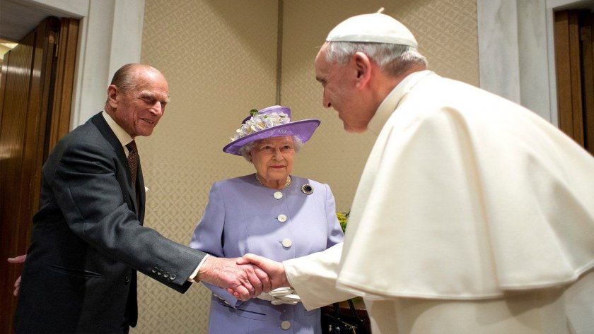 Папа Франциск няма да присъства на погребението на кралицата в понеделник, съобщиха