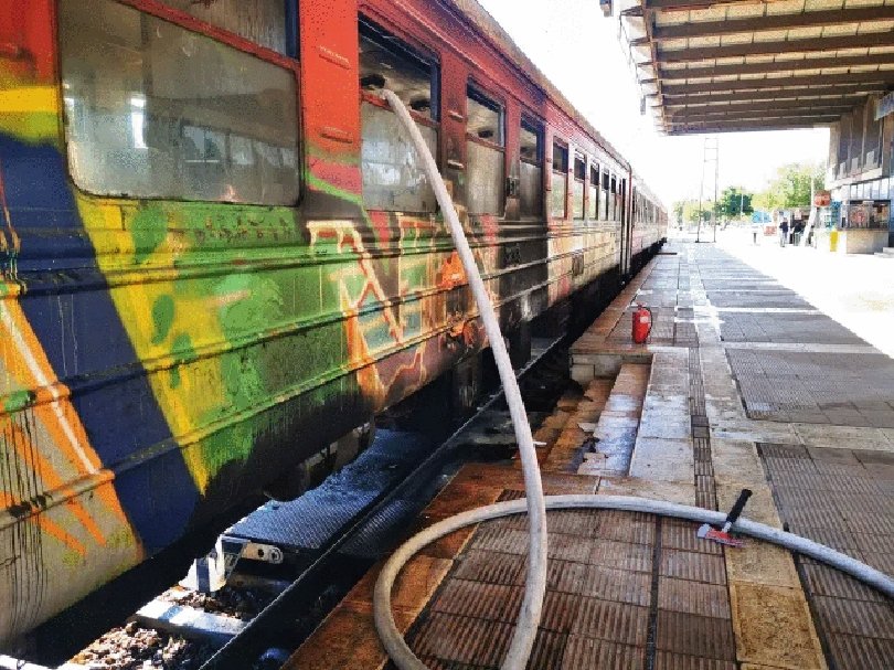 Подпали се вагон от влака Монтана-Бойчиновци (СНИМКИ)