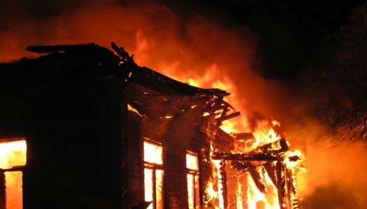 Пожар унищожи къща в Русе, собствениците и съседите им успяха
