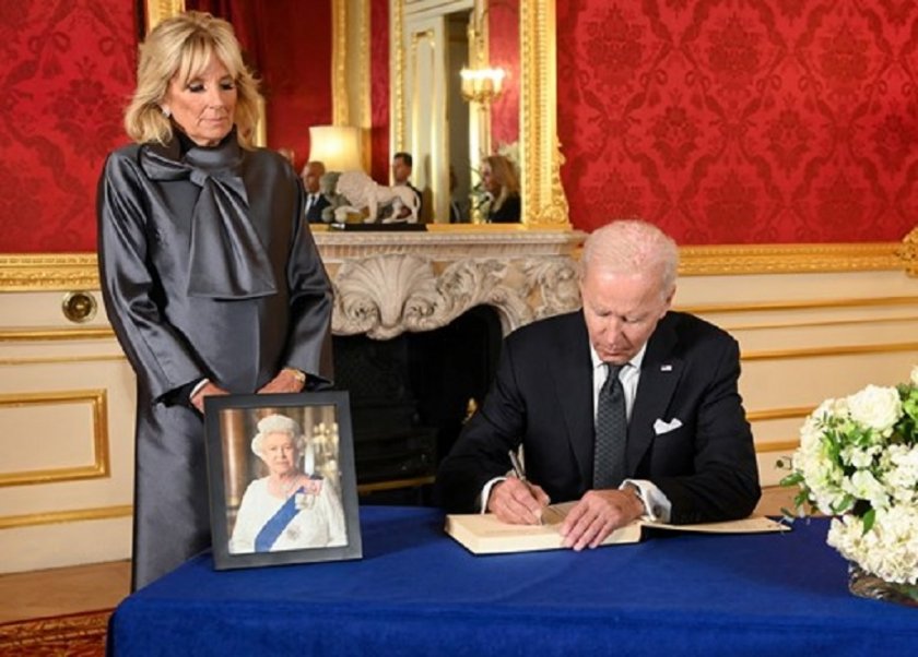 Джо Байдън се сбогува с кралицата, сменила 14 американски президенти
