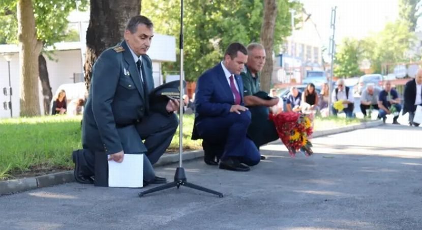 Прекланяме се пред загиналите пожарникари (СНИМКА)