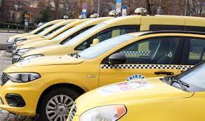 Таксиджиите пред Съдебната палата: Върнете радиостанциите, пребиват ни 