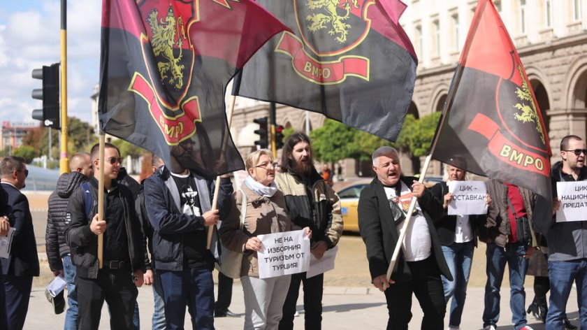 ВМРО протестират пред ЦИК заради секциите в Турция