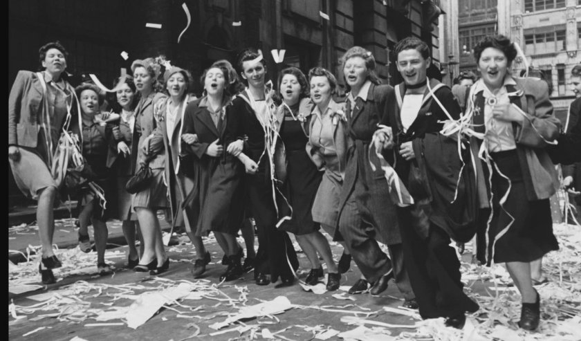 8 май 1945 г.: Елизабет II и сестра ѝ танцували тайно из улиците на Лондон  - Lupa BG